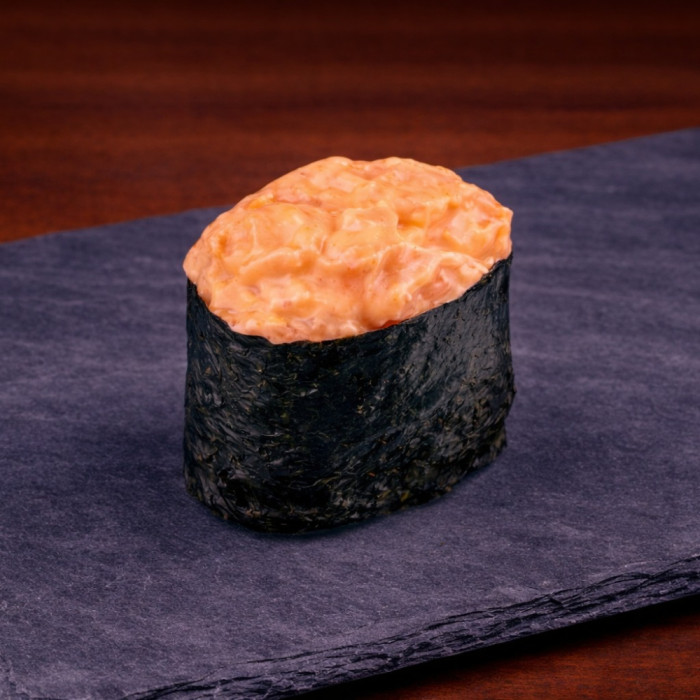 Spicy gunkan with salmon